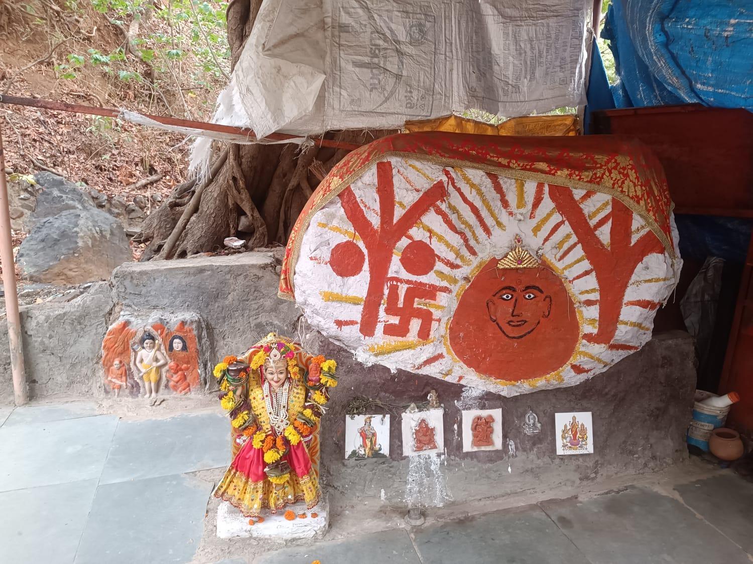Depiction of Taramati Devi at the shrine, surrounded by painted rays and tree branches; the original murti is believed to have been relocated to Ghatipada. (Source: Vignesh Jaiswal)
