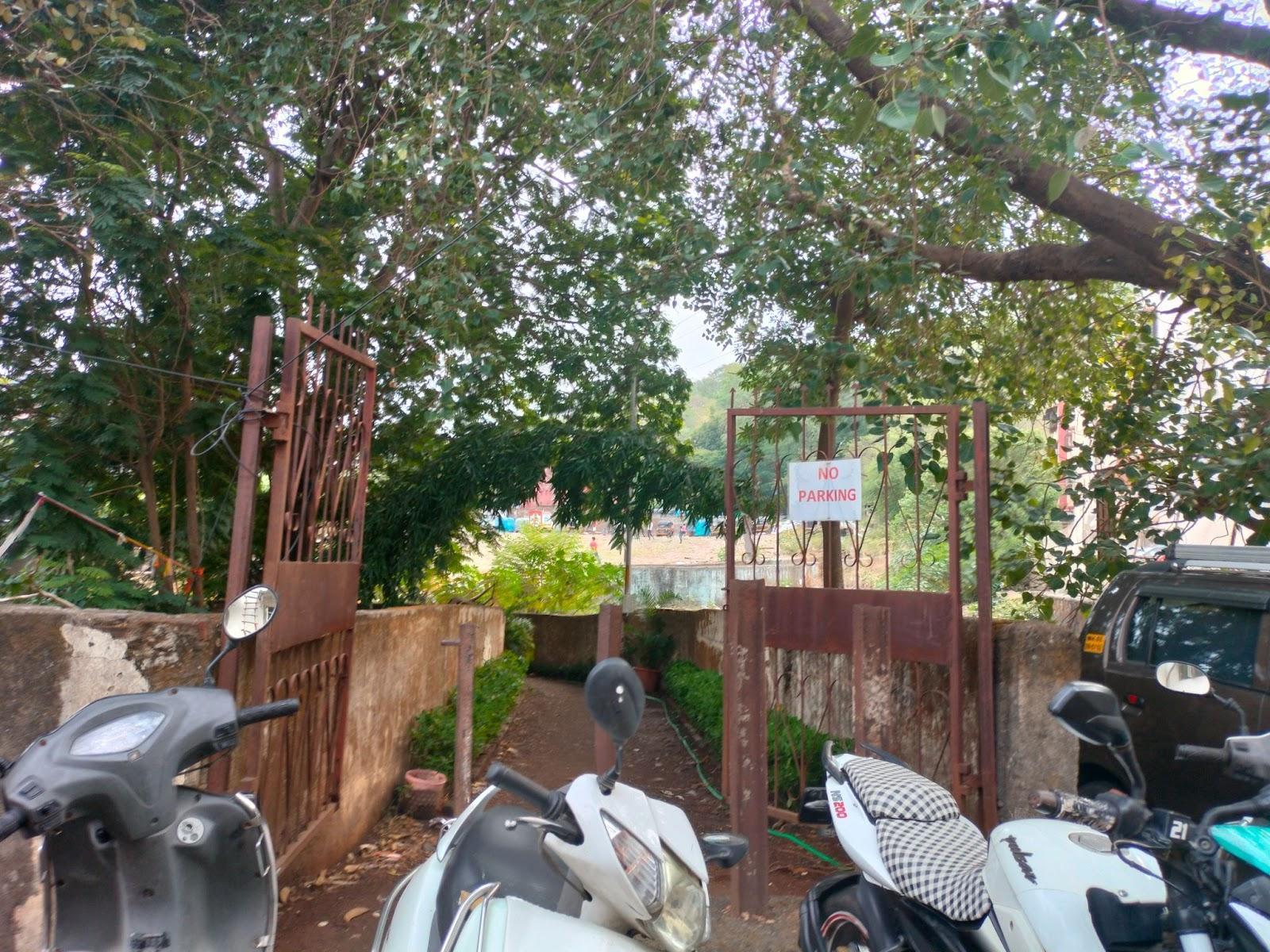 Entrance gate to Hanuman Mandir in Hanuman Pada, Mulund Colony. A small mountain slope lies just beyond the gate and leads to the mandir. (Source: CKA Archives)