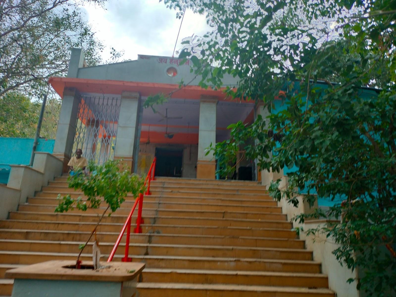 Entrance path to Hanuman Mandir in Hanuman Pada, Mulund Colony, Mumbai. (Source: CKA Archives)