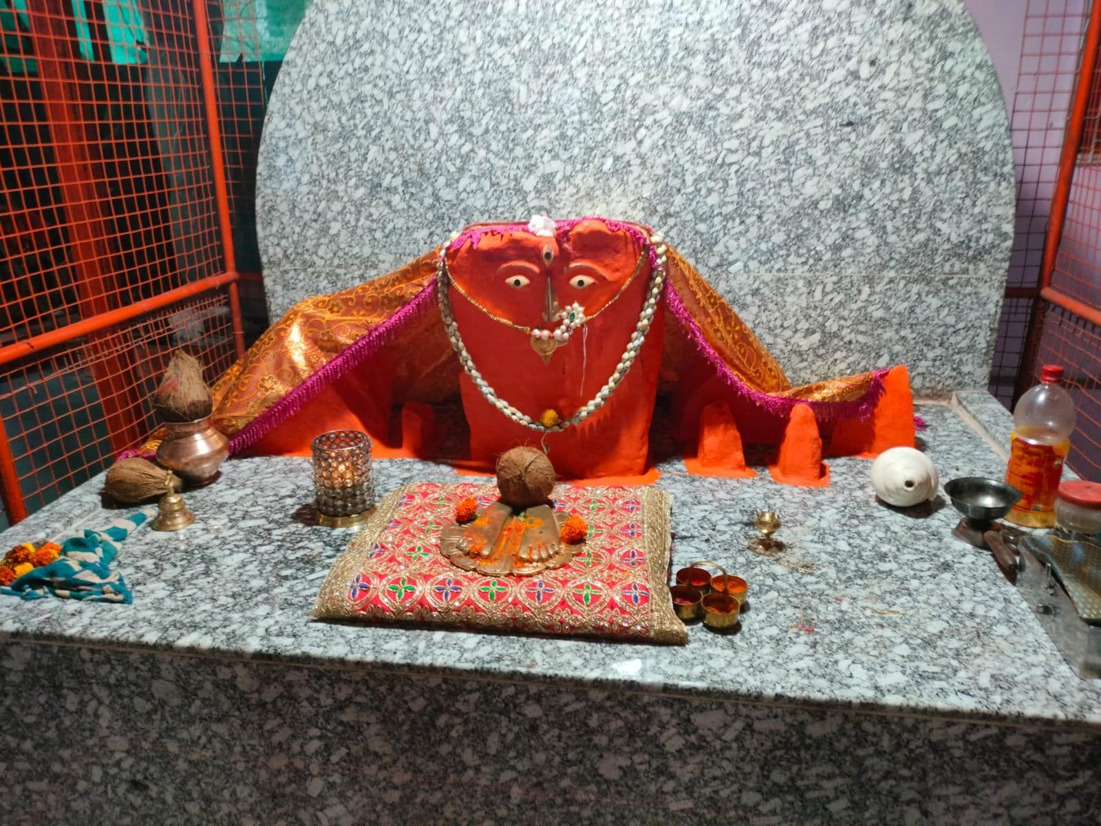 Tara Devi of the Tara Devi Mandir, Mulund, covered in vermillion and surrounded by six small hills. (Source: CKA Archives)