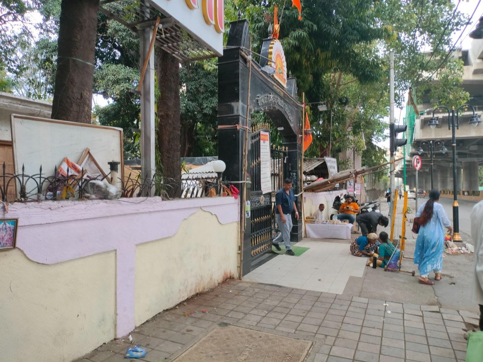 The entrance gate of the Balrajeshwar Mandir at a central junction in Mulund, Mumbai. (Source: CKA Archives)