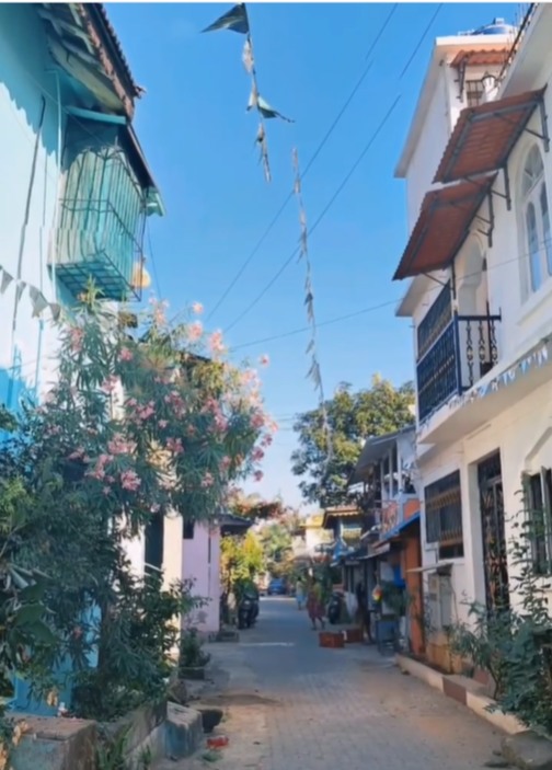 A neighbourhood view of the Gorai-Culvem-Manori Gaothan (L); a chapel in Manori (R).[1]