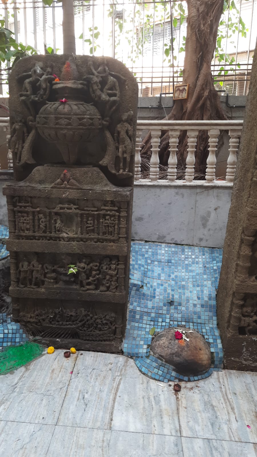 A Veergal, part of the Eksar Memorial, depicts a naval battle, with carved ships and human figures; which is considered to be a rare motif in Maharashtra’s hero stone tradition. (Source: CKA Archives)