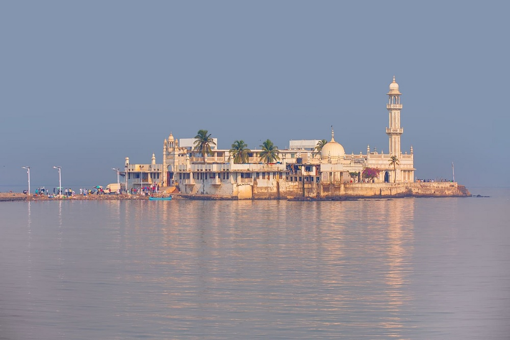 White Makrana marble, domes, and slender minarets define the Indo-Islamic and Mughal architectural character of Haji Ali Dargah.[2]