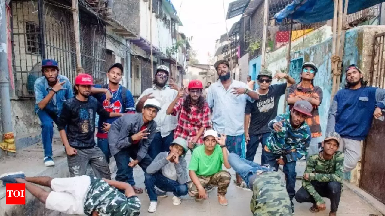 Affordable recording tools and digital platforms helped Dharavi rappers produce and share their music. YouTube and social media expanded their reach, while collectives likeGully Gangfostered collaboration. Artists like Divine and Naezy brought national attention to the scene, making Dharavi rap known for its raw, authentic voice.[4]