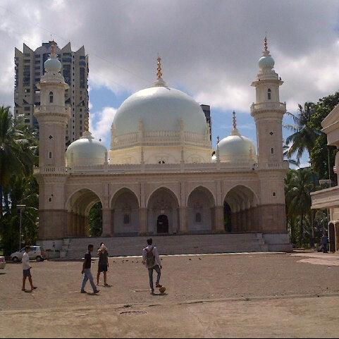 The central blue dome is the most striking feature of Hasnabad Dargah at Mazgaon (Source: CKA Archives)