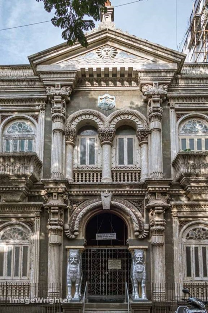 The Maneckji Seth Agyari in Fort exhibits an architectural blend of Greco-Persian styles[22]