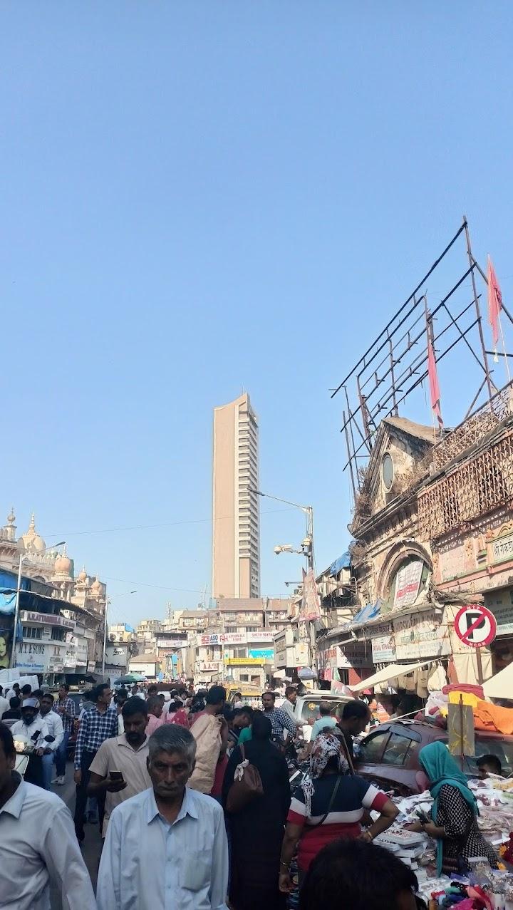 A crowded day at Bhendi Bazaar, Khetwadi—one of Mumbai’s oldest markets, known for its mix of wholesale goods and street vendors (Source: CKA Archives)