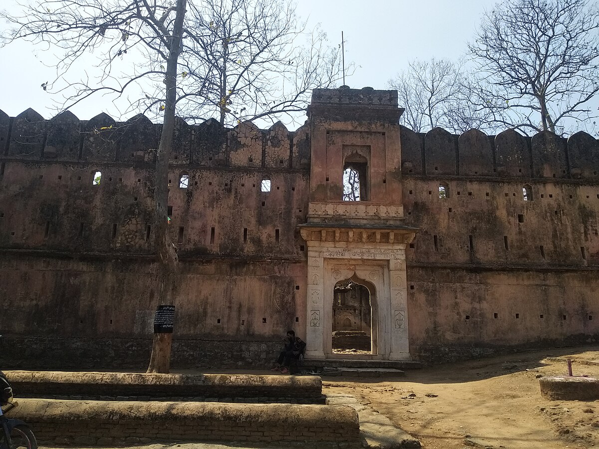 Dongartal Fort blends Mughal and Maratha architectural styles.[1]