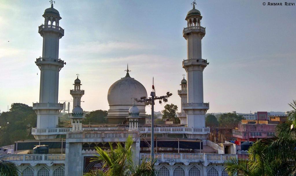 Jama Masjid is located in Mominpura, Nagpur.[5]