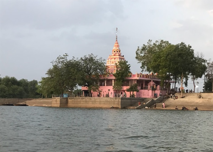 Kaleshwar Mandir near Nanded, with intricately carved pillars and a structure influenced by both South Indian and Maharashtrian mandir architecture.[6]