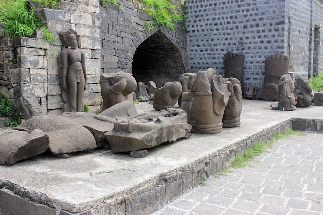 Remains of a 60‑foot Yaksha statue within Kandhar Fort in Nanded, attributed to the Rashtrakuta period, which offer insight into early stone sculpture traditions of the Deccan.