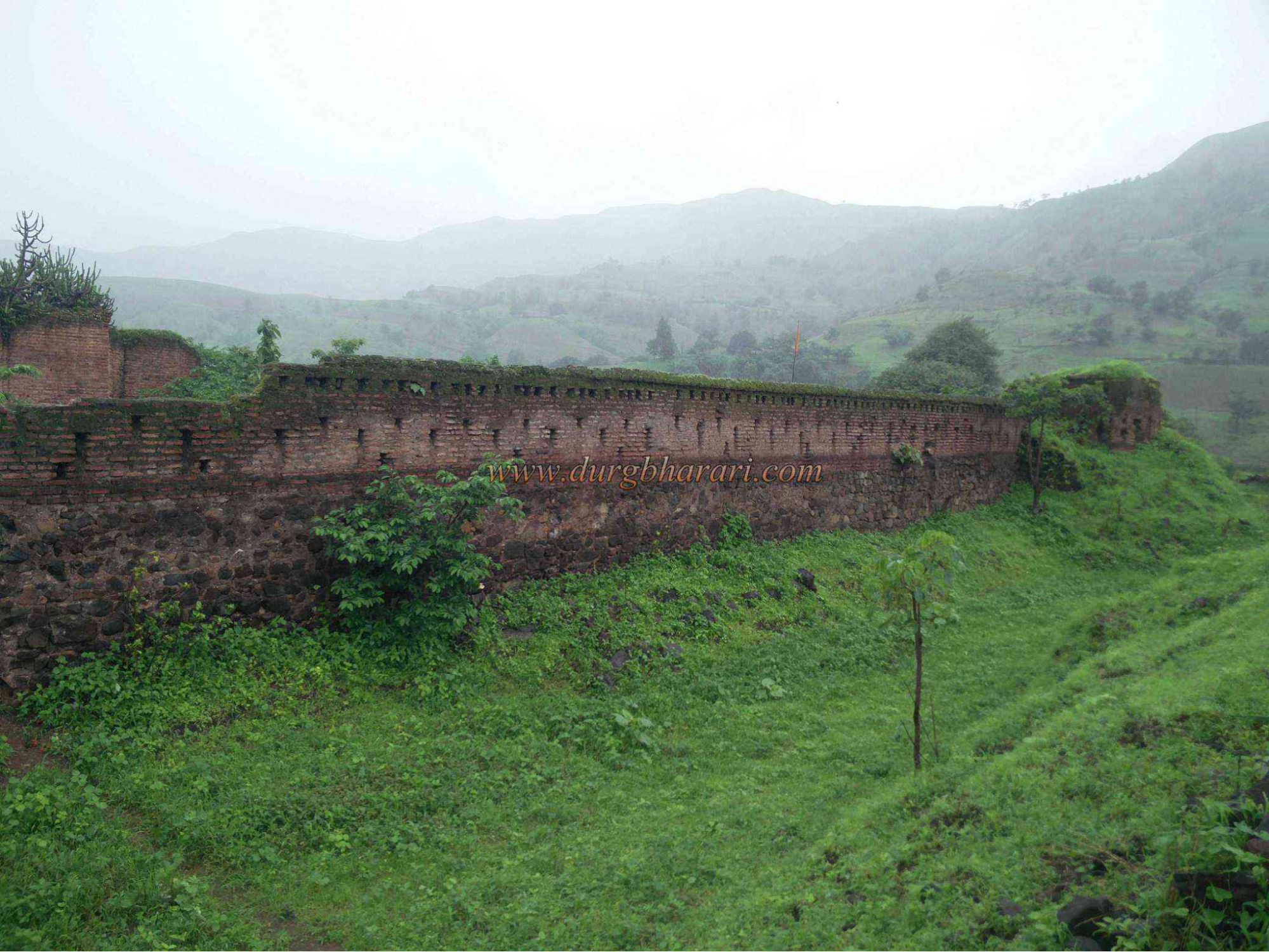 A view of Akrani Mahal, a 16th-century fort located in the Satpura mountain range of Nandurbar district. Built in stone and brick with a rectangular layout, the fort showcases layered Rajput and regional influences in its defensive and residential architecture.[1]