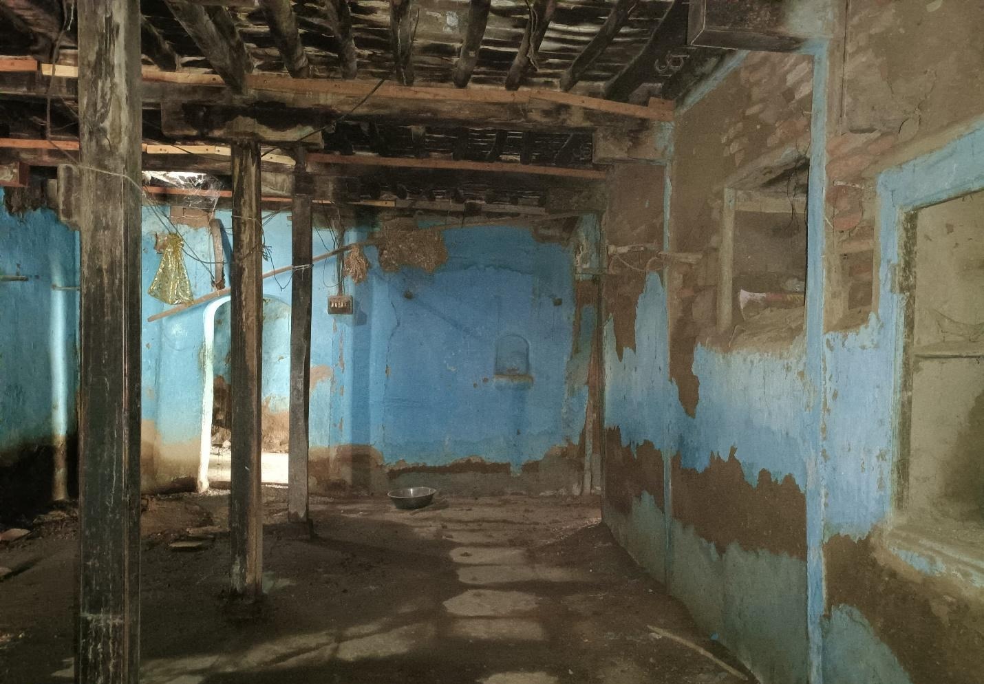 Construction of the roof using teak wood beams and plates of wood. (Source: CKA Archives)