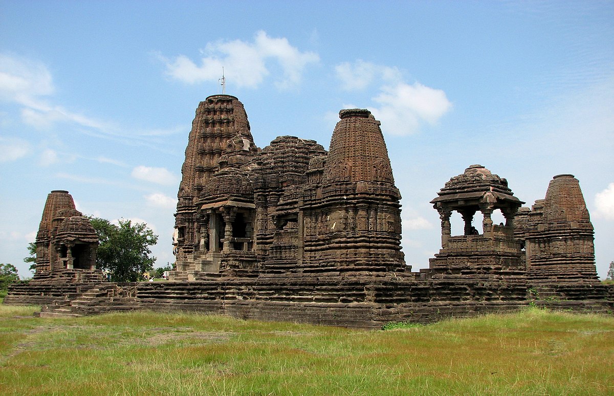 Gondeshwar Mandir in Nashik stands as a testament to the legacy of the Yadava rulers, showcasing some of the most exceptional examples of surviving Hemadpanthi architecture.