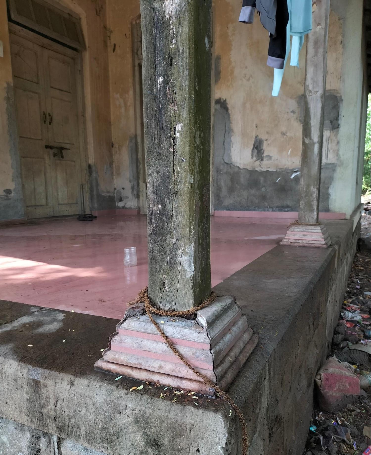 Abroken pillar at the entrance of the home. Remarkably, its proportions and style loosely echo the columns found in traditional wada houses. (Source: CKA Archives)