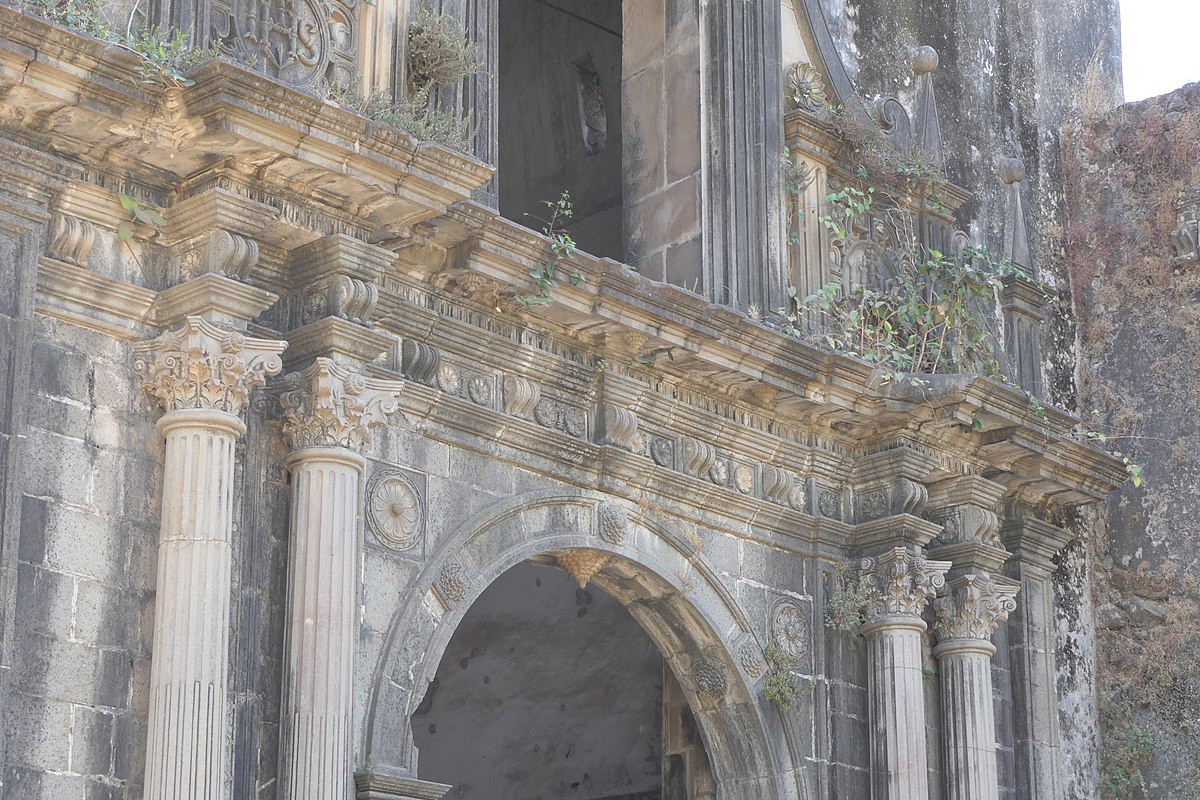 Detail of a carved stone façade at Vasai Fort, showcasing the Indo-Portuguese architectural style with Corinthian columns and ornamental motifs.[2]