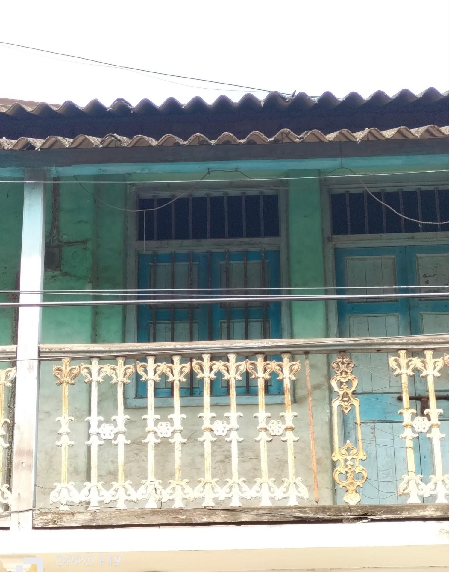 Exterior railing along the upper corridor, finished in a gold tone. Likely more decorative in function, it adds visual contrast to the building’s otherwise muted material palette. (Source: CKA Archives)