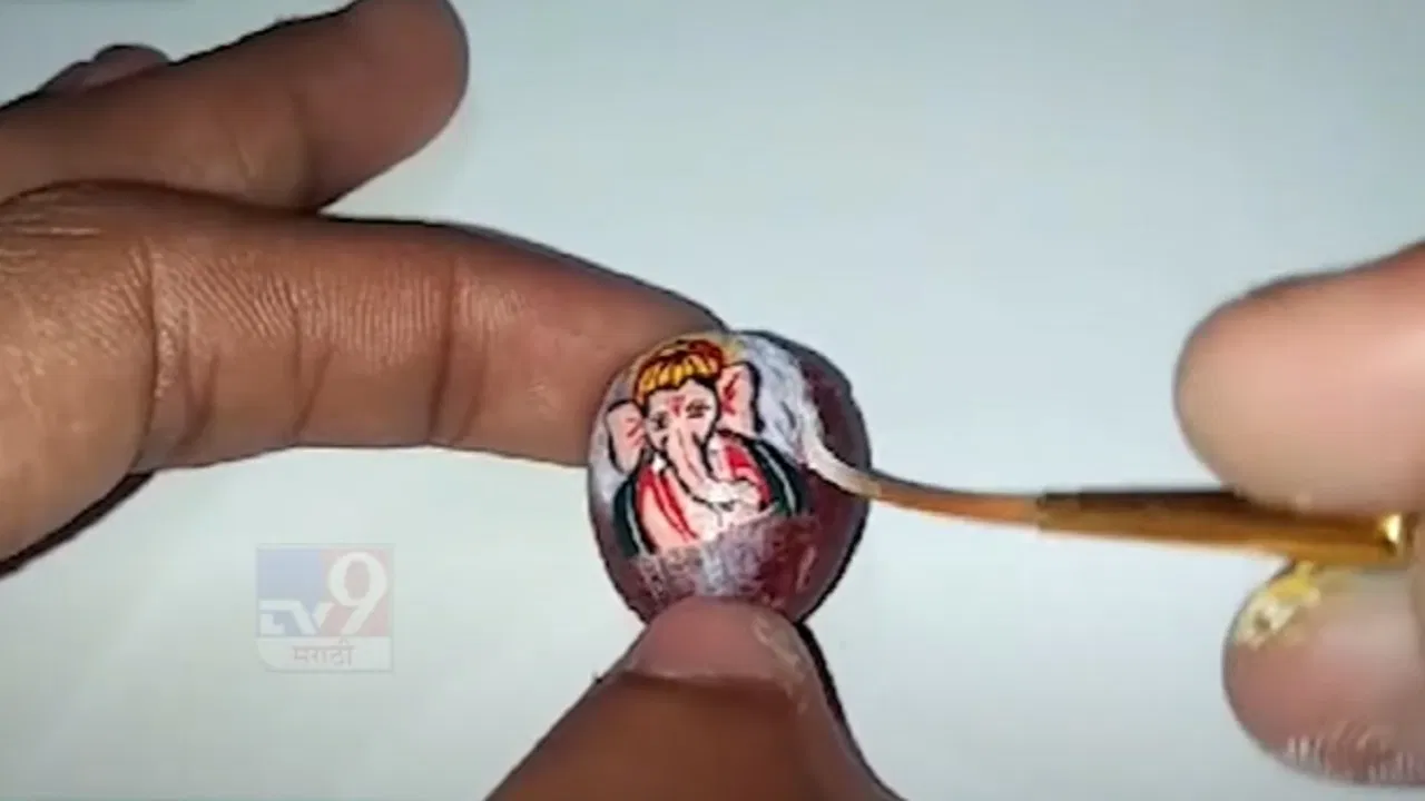 A 1×1 cm painting of Ganpati Bappa created on a betel nut by artist Pramod Ubale.[4]