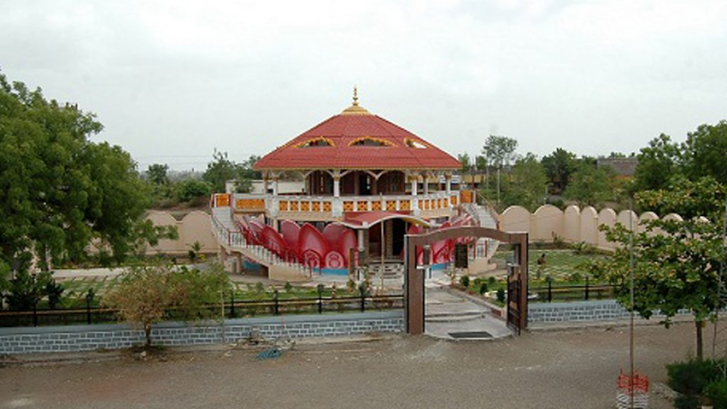 Exterior of Navagad Jain Mandir in Parbhani, housing centuries-old Jain murtis originally from Ukhalad.[6]