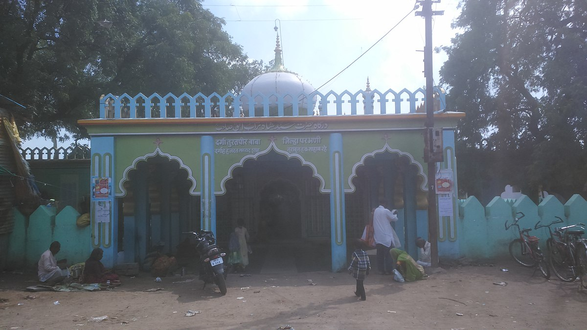 Main entrance of Hazrat Turabul Haq Dargah in Parbhani, known for its large dome and courtyard.[4]
