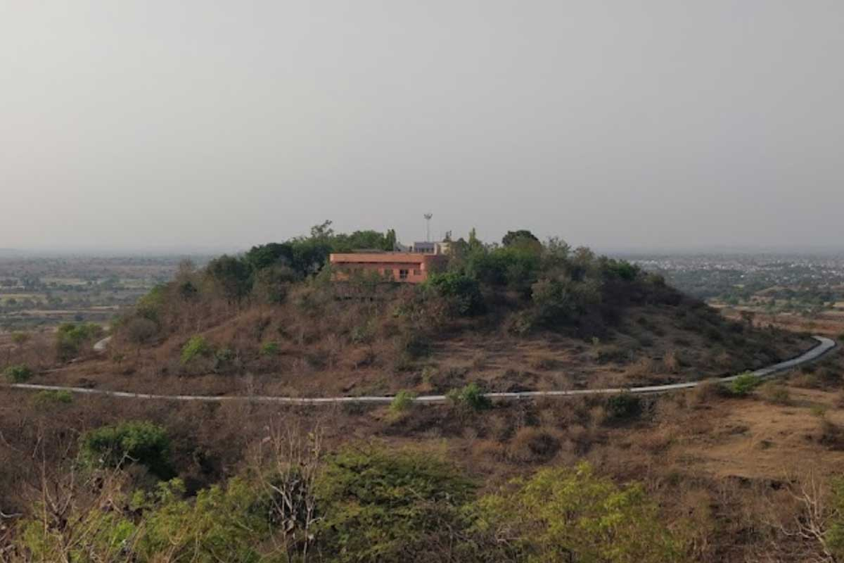 View of Nemgiri hill, part of the Jintur range, home to Jain mandirs and associated with Antariksha Parshvanatha.[7]