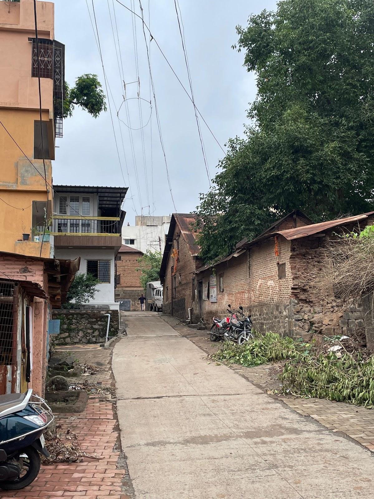 Area around the Bhor Rajwada with narrow lanes and old wadas which housed families associated with the royal household. (Source: CKA Archives)