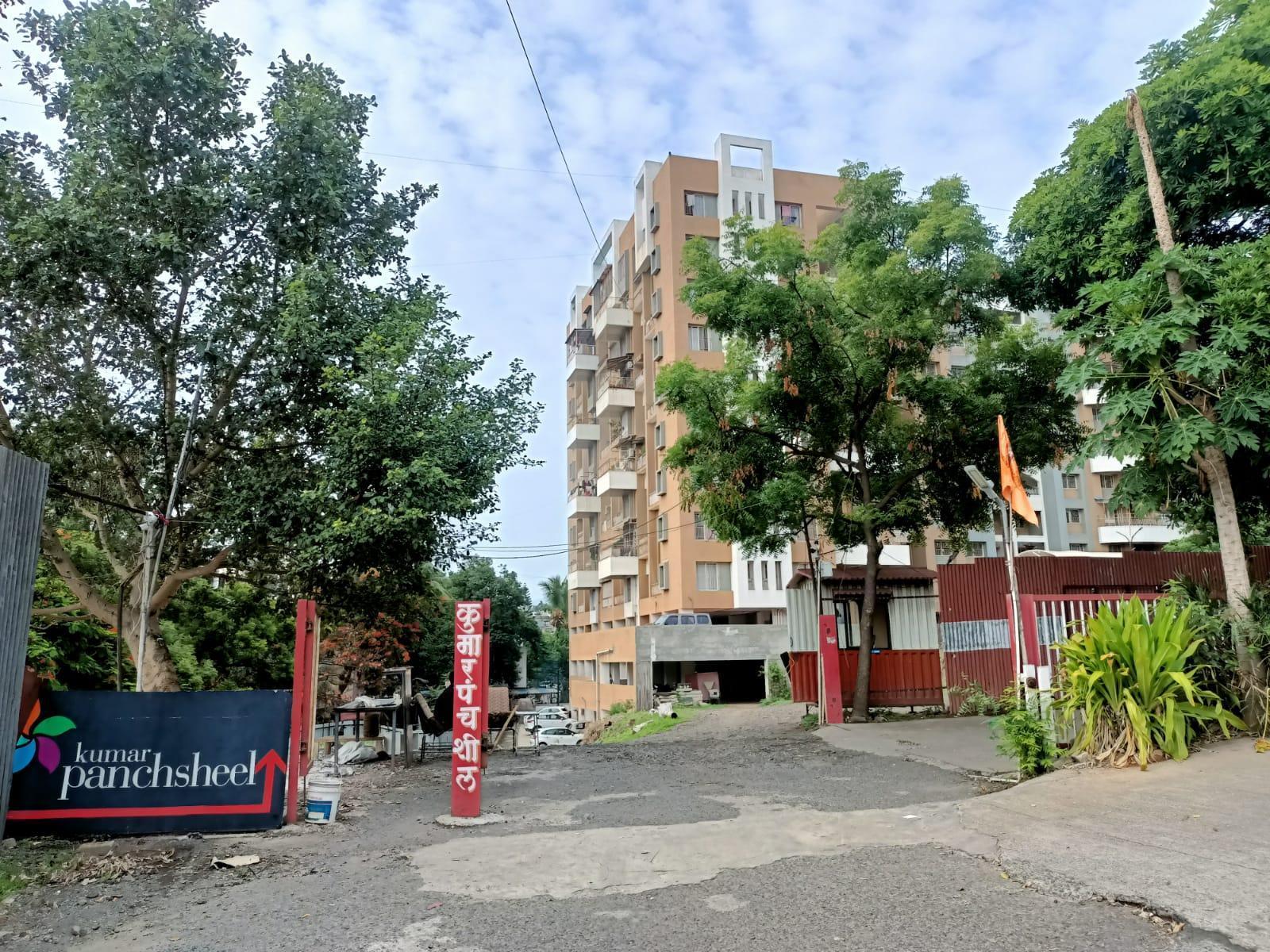 Entrance to Kumar Panchsheel through the bungalow society which sits amidst a relatively wide concrete road which leads to its residential buildings. (Source: CKA Archives)
