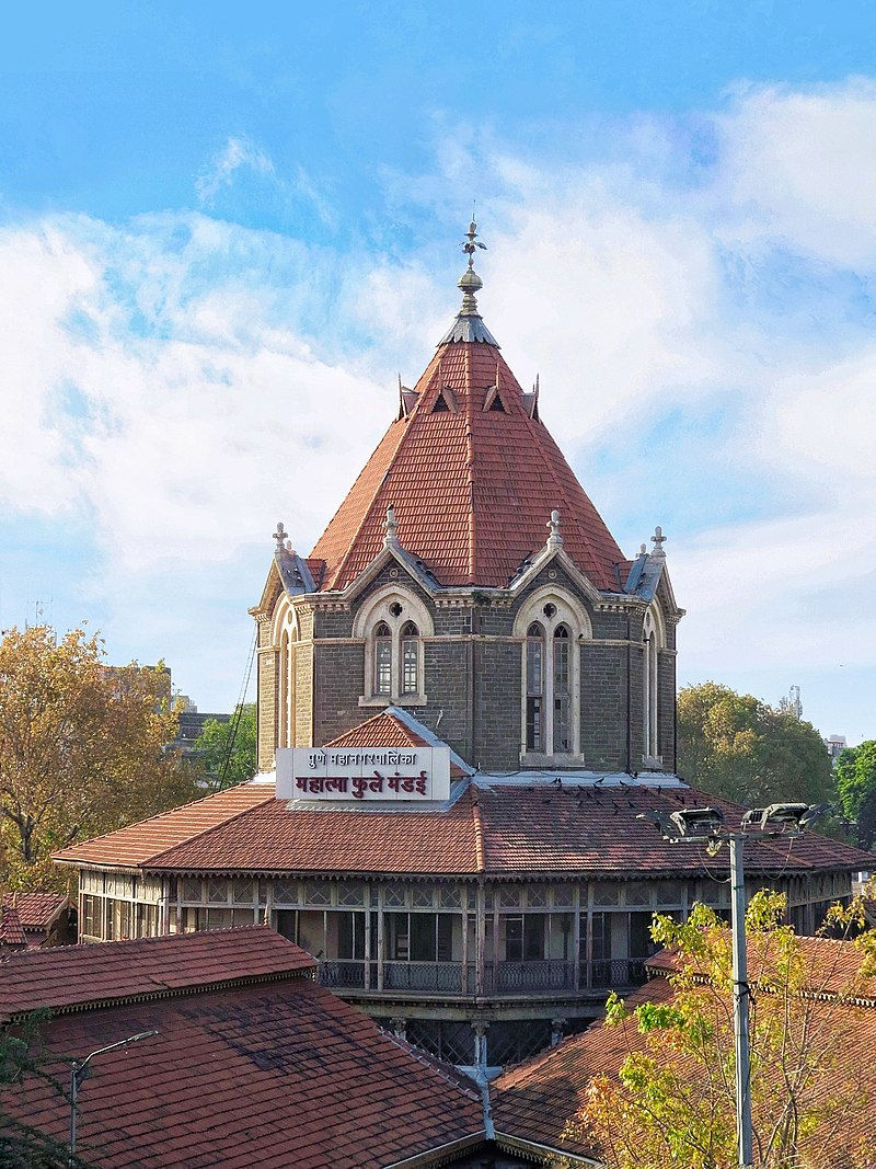 Mahatma Phule Mandai is built in a distinctive Gothic architectural style and is a notable symbol of Pune’s colonial past[6]