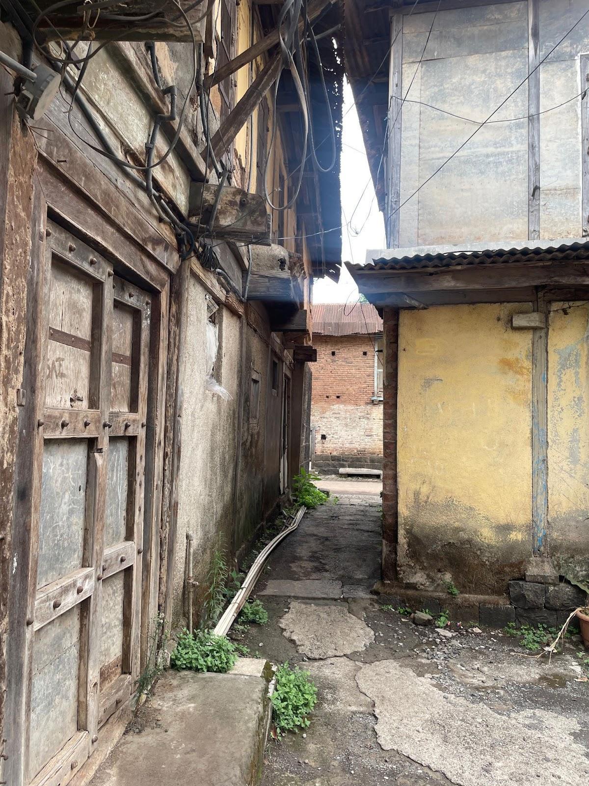 Narrow lanes or “bolas” leading to shared courtyards between houses. (Source: CKA Archives)