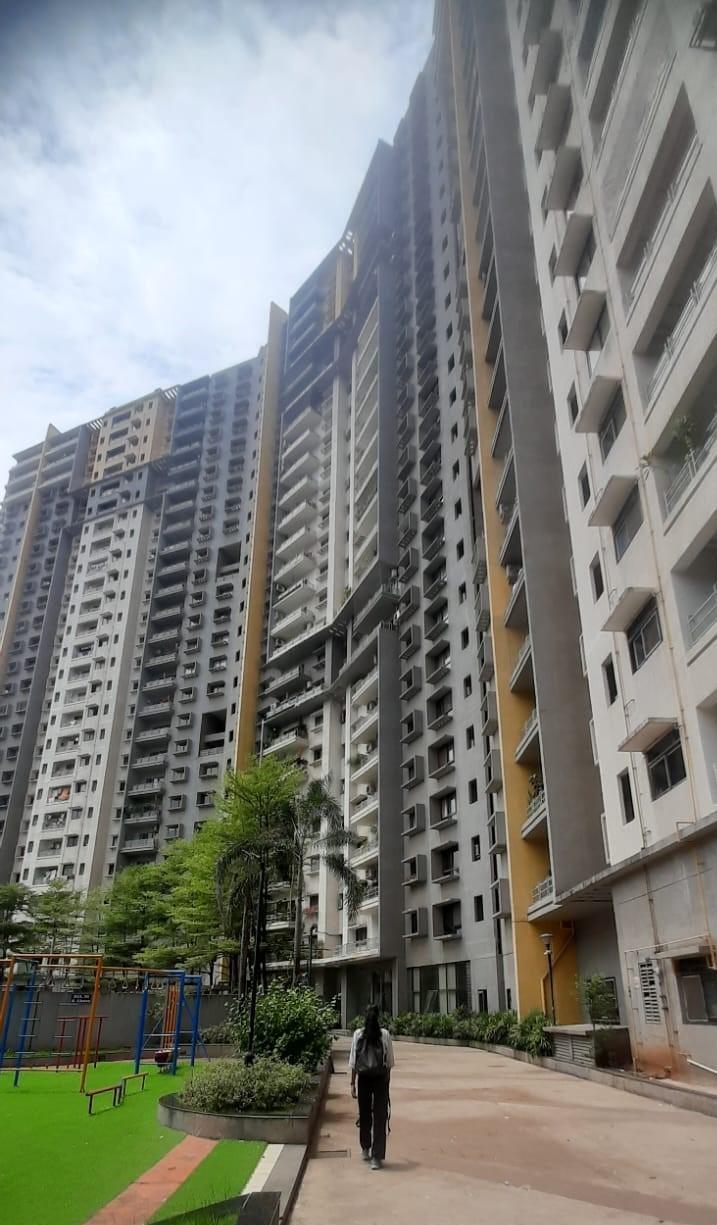 The building rises to a non-human scale at a height above other buildings in the area. (Source: CKA Archives)