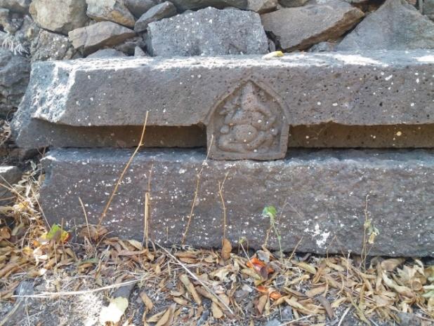 A carved beam with the image of Bhagwan Ganesh within the ruins of Narayangad Fort, showcasing the fusion of religious symbolism and fort construction. (Source: CKA Archives)
