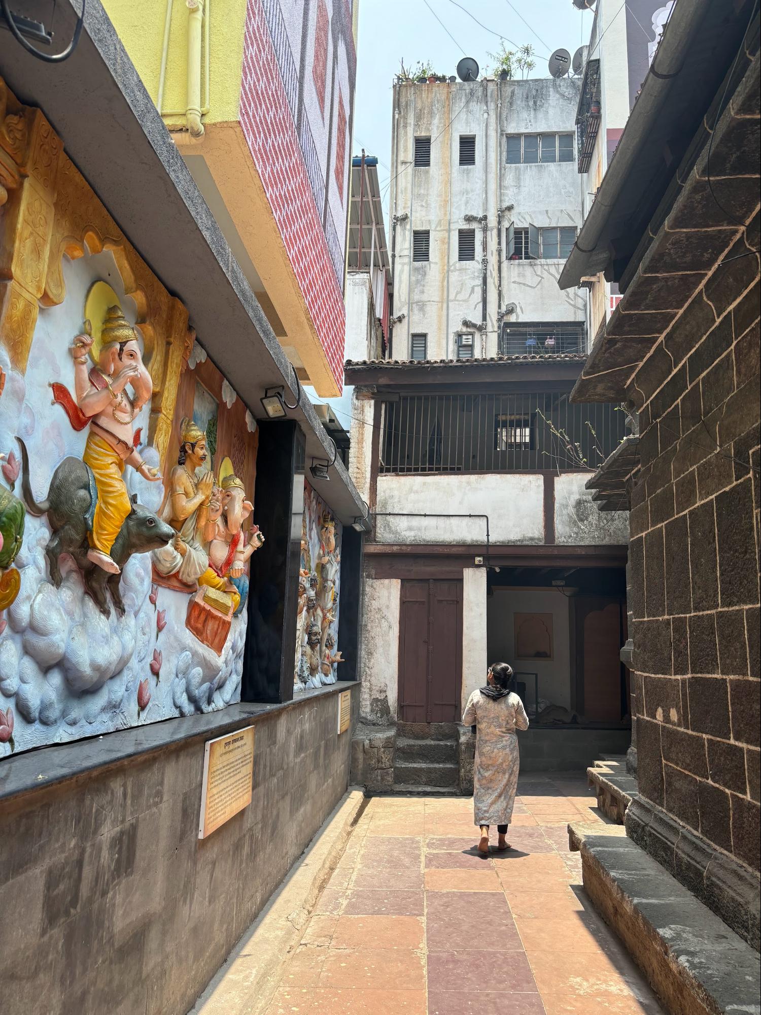 A circumambulatory path (pradakshina marg) surrounds the garbhagriha, featuring depictions of stories associated with Bhagwan Ganesh and his various forms. (Source: CKA Archives)