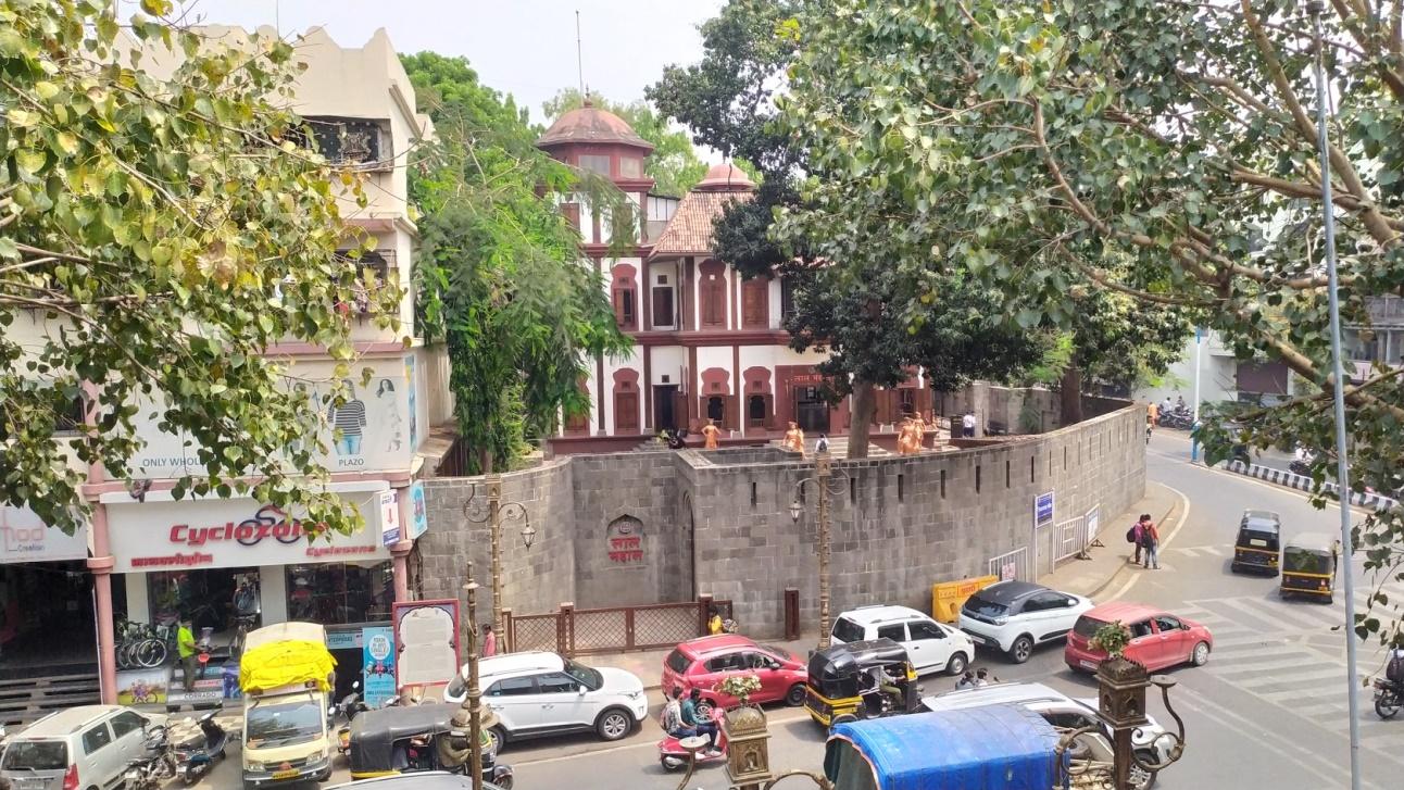 A view of Lal Mahal from the boundary walls of Shaniwar Wada. (Source: CKA Archives)