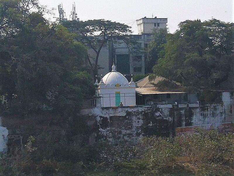 A view of the Thorla Sheikh Salla Dargah from Shivaji Bridge, Kasba Peth, Pune.[98]