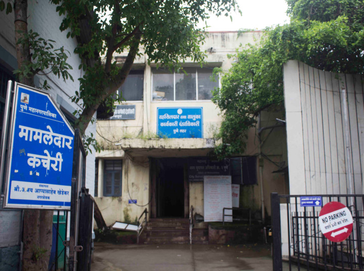 Entrance to the Mamledar Kacheri, Chhatrapati Shivaji Maharaj Road, Pune.[38]