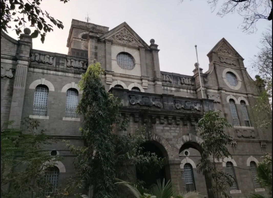 The façade of the archival building.[52]