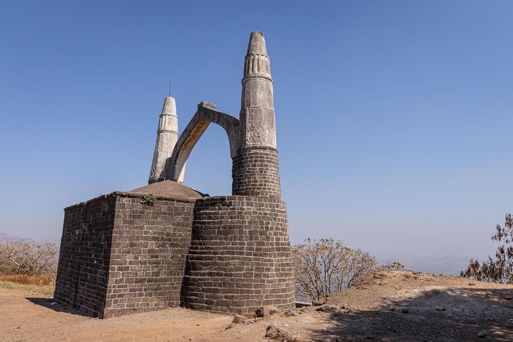 The Kamani Masjid was constructed within Shivneri Fort either during the Bahmani period or Ahmednagar Sultanate.[74]