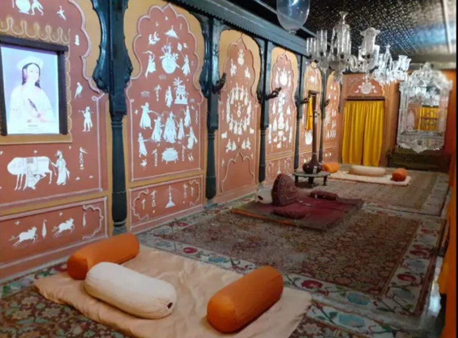 The Mastani Mahal in the Raja Dinkar Kelkar Museum captures the grandeur of Peshwa history, as well as the romanticloreof Bajirao and Mastani.[59]