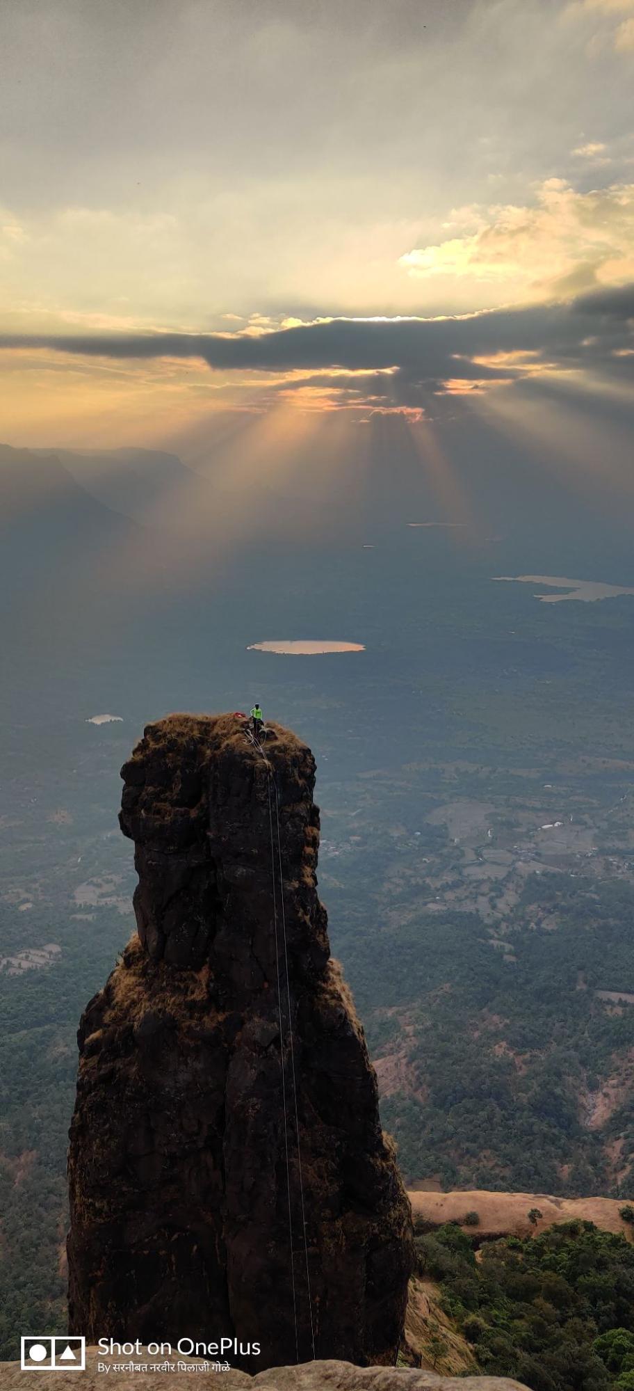 Vanarlingi Pinnacle, located on the same hill as Jivdhan Fort. The fort’s elevated position provided strategic oversight of the Naneghat Pass. (Source: CKA Archives)