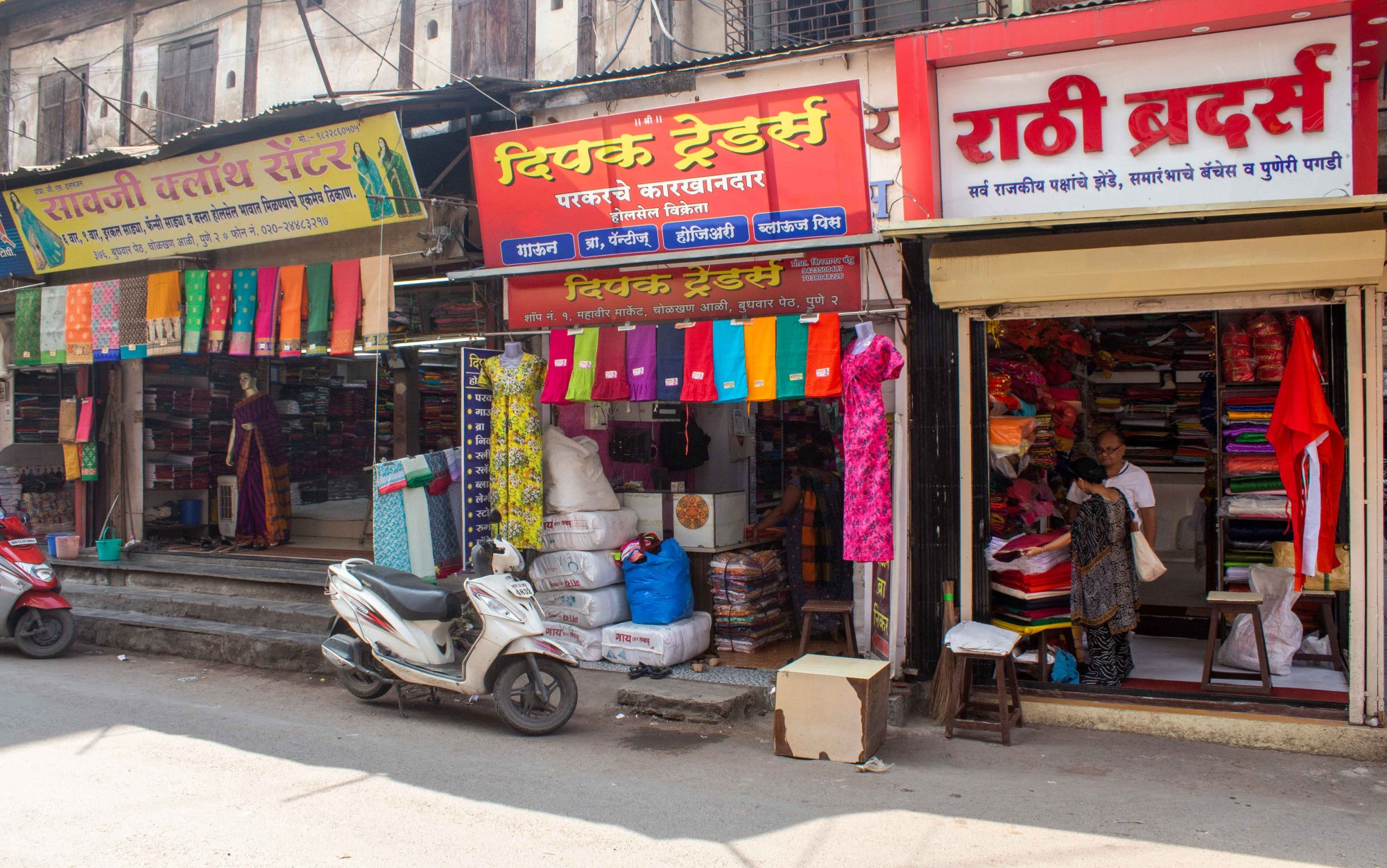 Khan cloth blouses on display at Cholkhan Ali—where tradition meets contemporary style.[5]