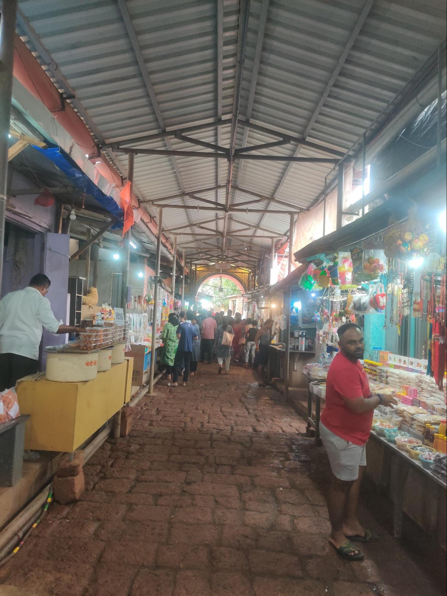 Market stalls near Harihareshwar Mandir in Shrivardhan taluka, selling snacks and souvenirs to pilgrims and tourists. (Source: CKA Archives)