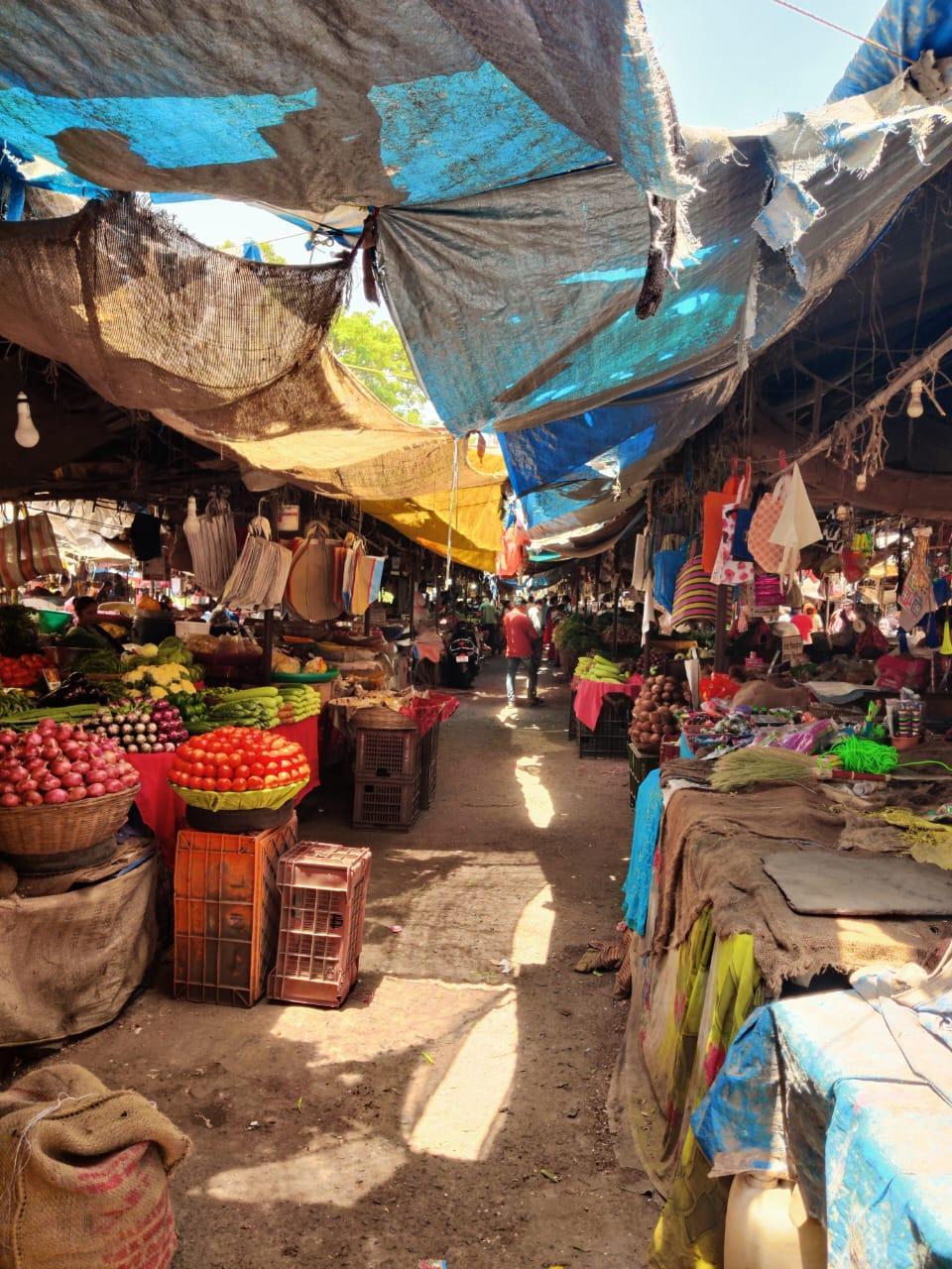Stalls at Roz Bazar with fresh local vegetables and fruits in the early hours. (Source: CKA Archives)