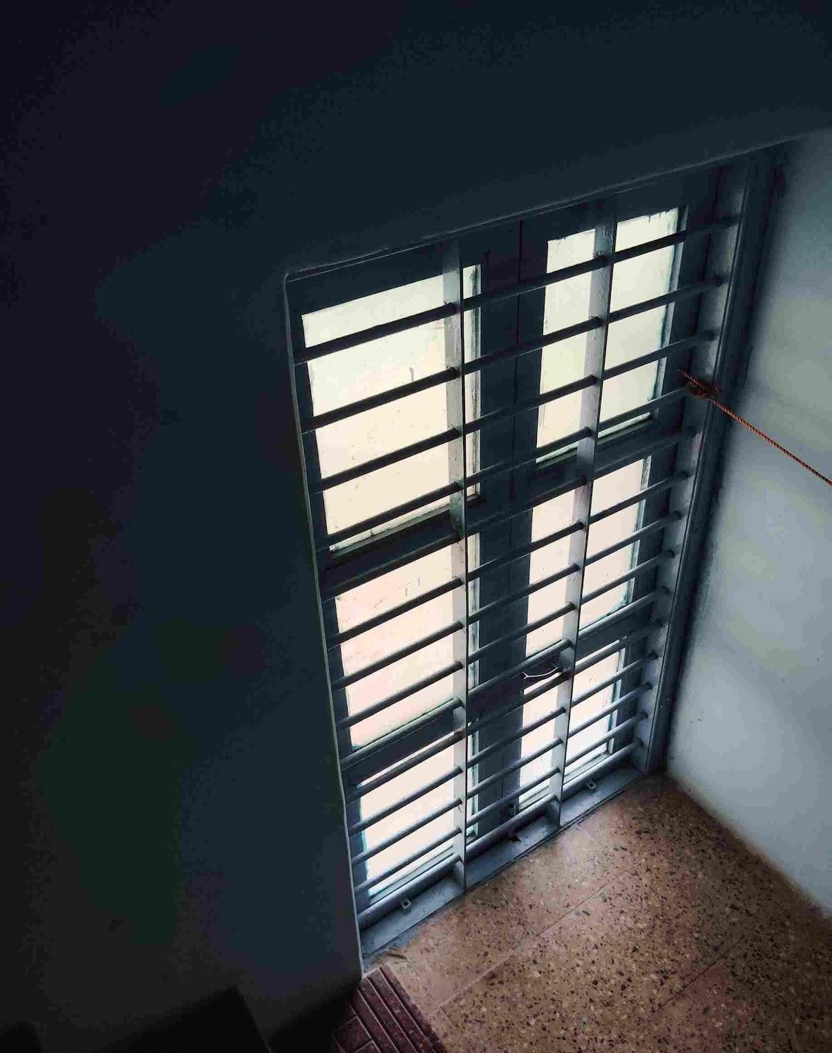 Long stairwell window having horizontal grills and a glass pane. (Source: CKA Archives)