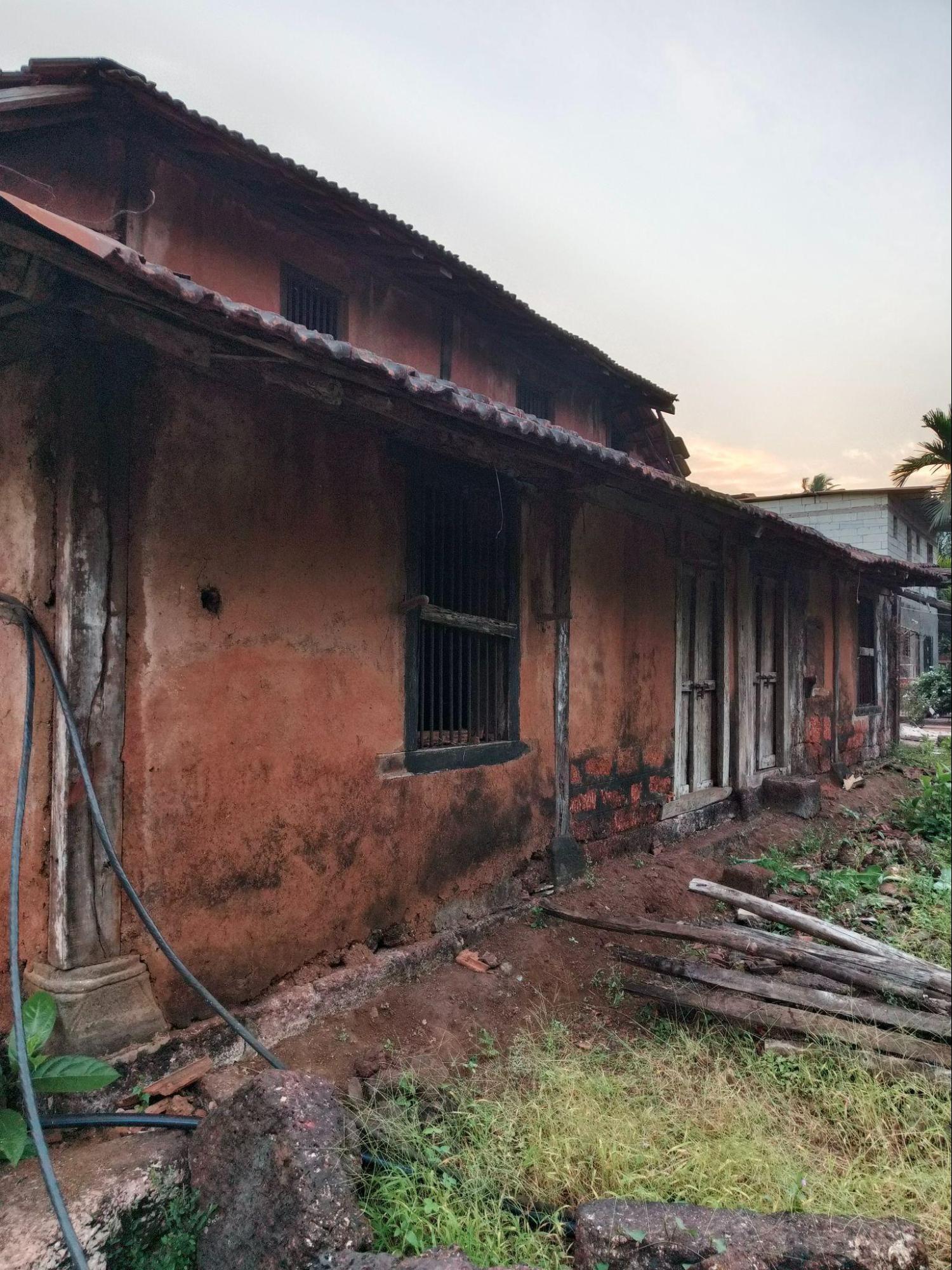 Notice how the roof has terracotta tiles while the walls are made of local red sandstone called “chirachya bhinti.” (Source: CKA Archives)