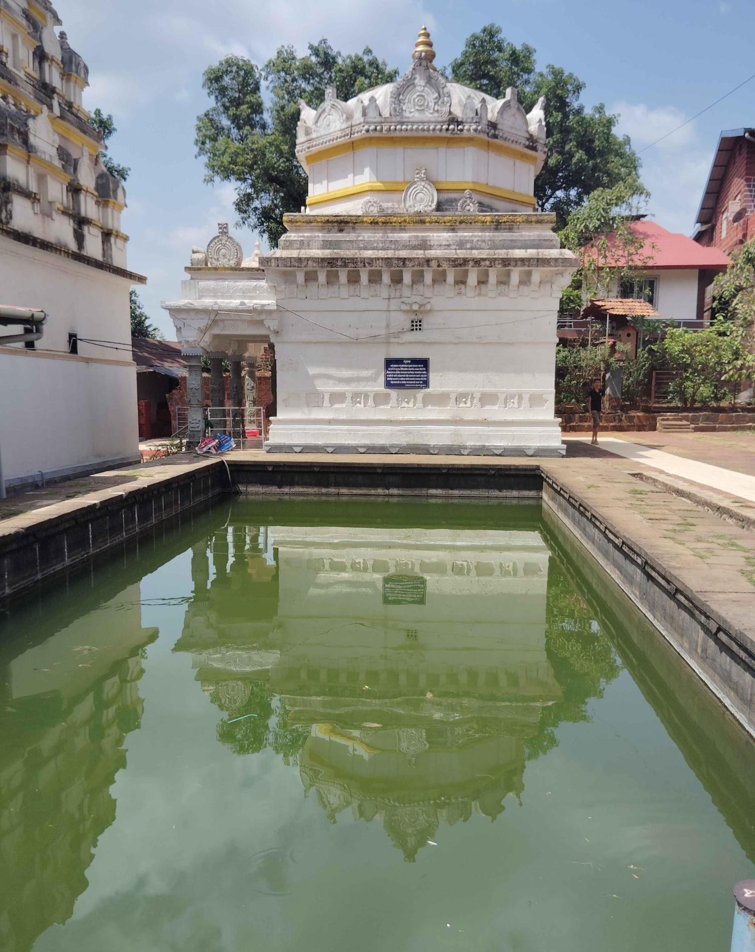 The Banganga kund at the entrance of Parshuram Mandir, Chiplun, is a key water element in the Mandir’s spatial layout. (Source: CKA Archives)