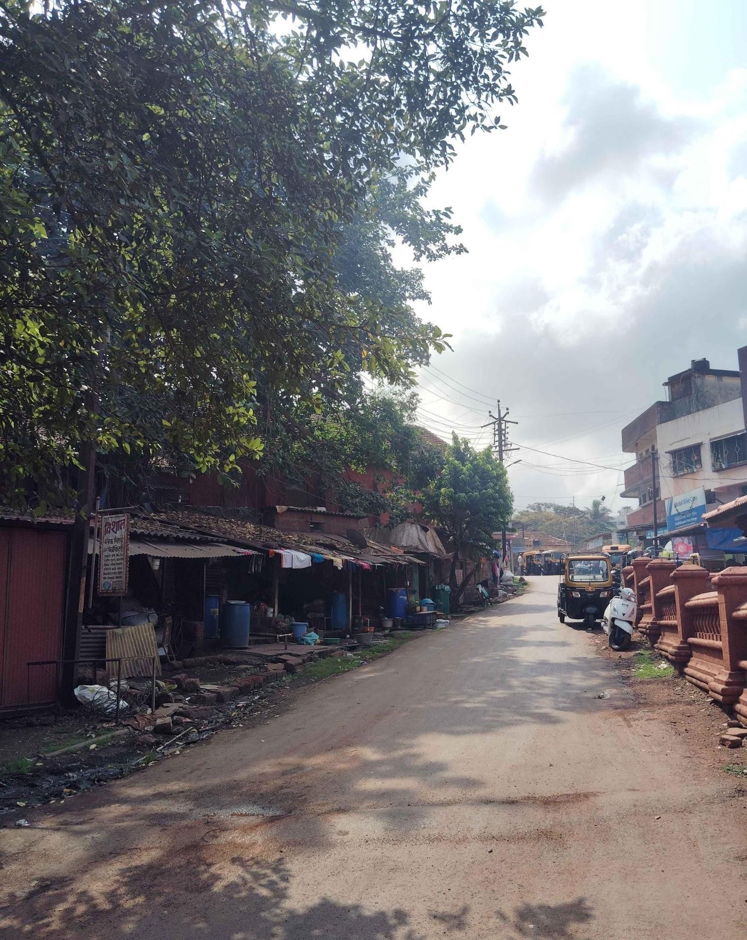 A lane of houses that belong to metal workers in Juni Tamballane of Ratnagiricity. (Source: CKA Archives)