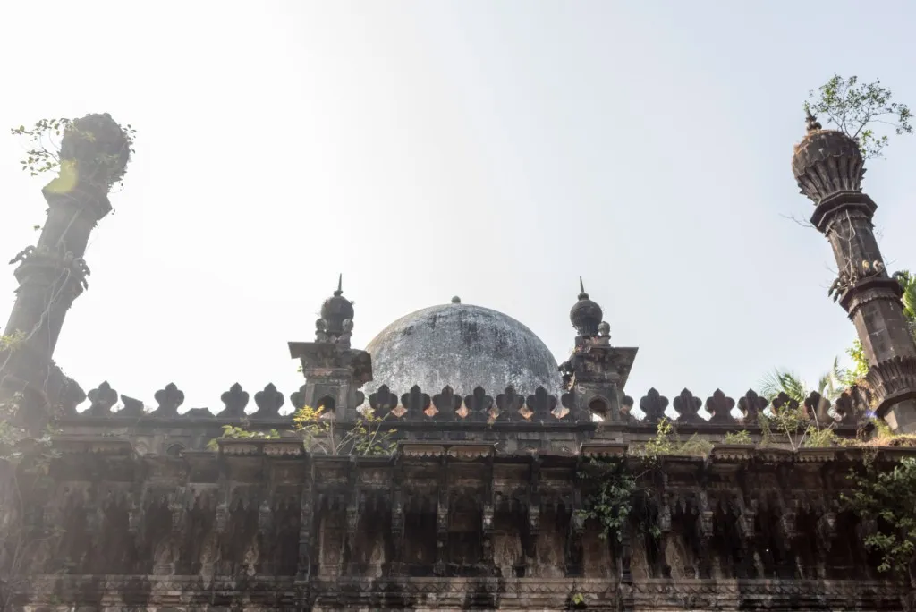 The rounded central dome of the Shahi Masjid, Dabhol, Ratnagiri that interestingly gives the mosque its local name.[5]