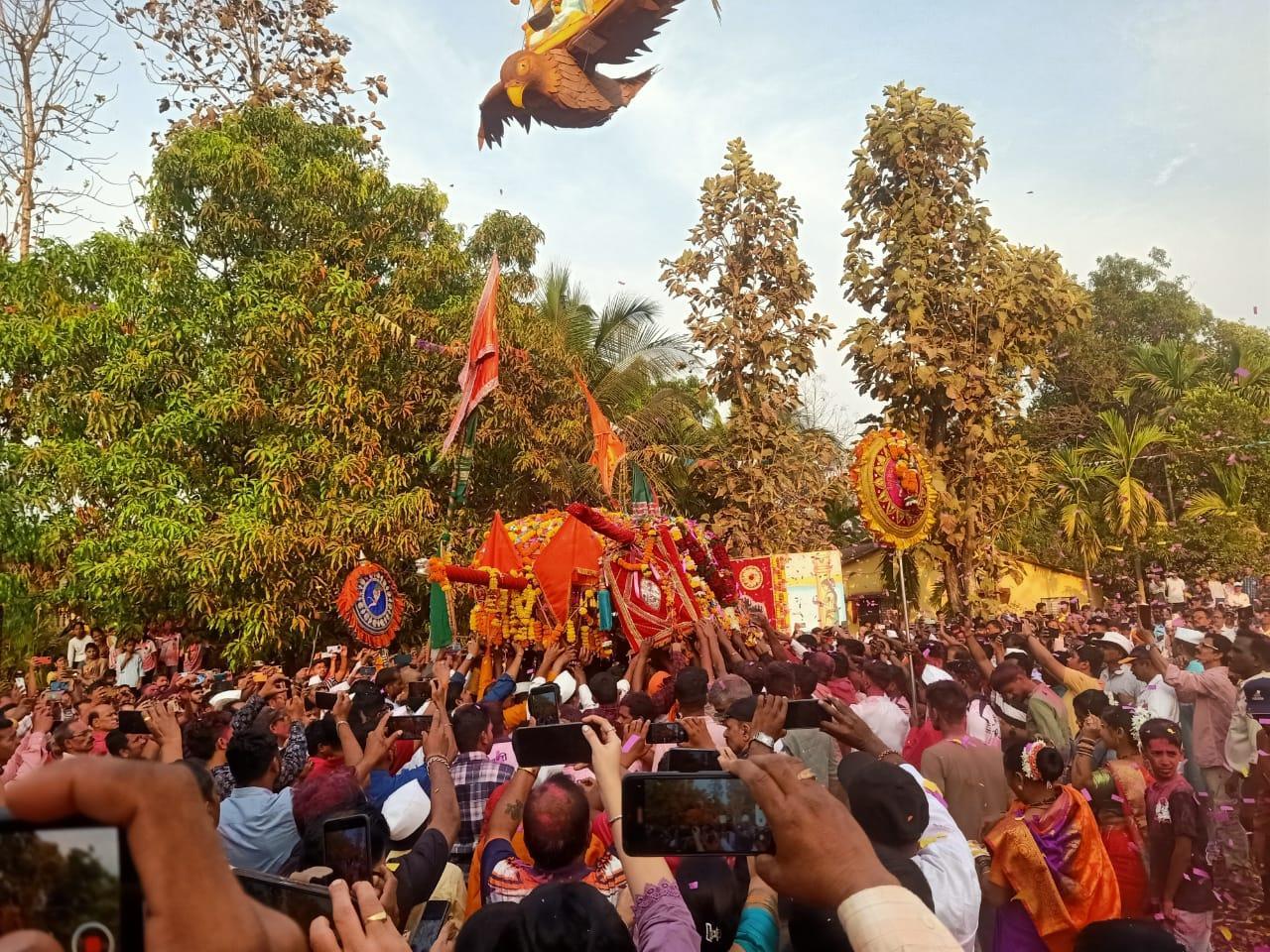 Notice the two Palkhis meeting, this can be understood as a meeting between the Gavdevis, Devtas, and the people of the two villages. (Source: CKA Archives)