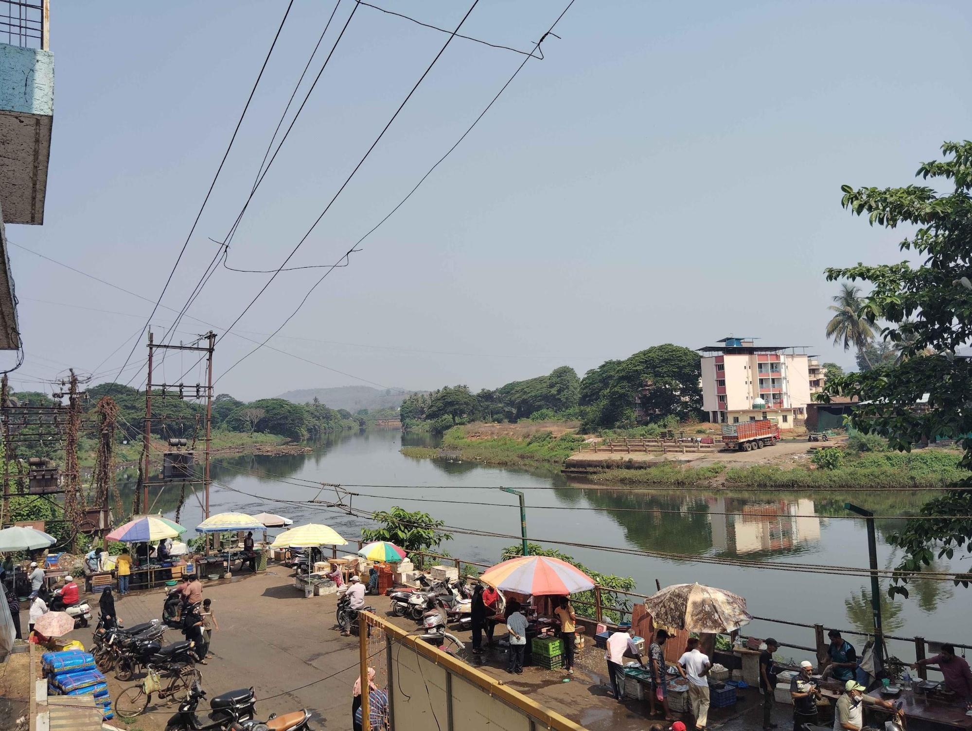 Chiplun’s fish market is run mainly by women from fishing communities. (Source: CKA Archives)